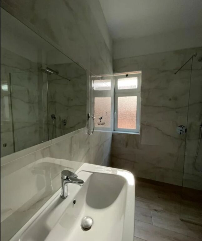 APARTAMENT ME QERA 1+1 ISH PARKU 50.000 LEKE FH-70331