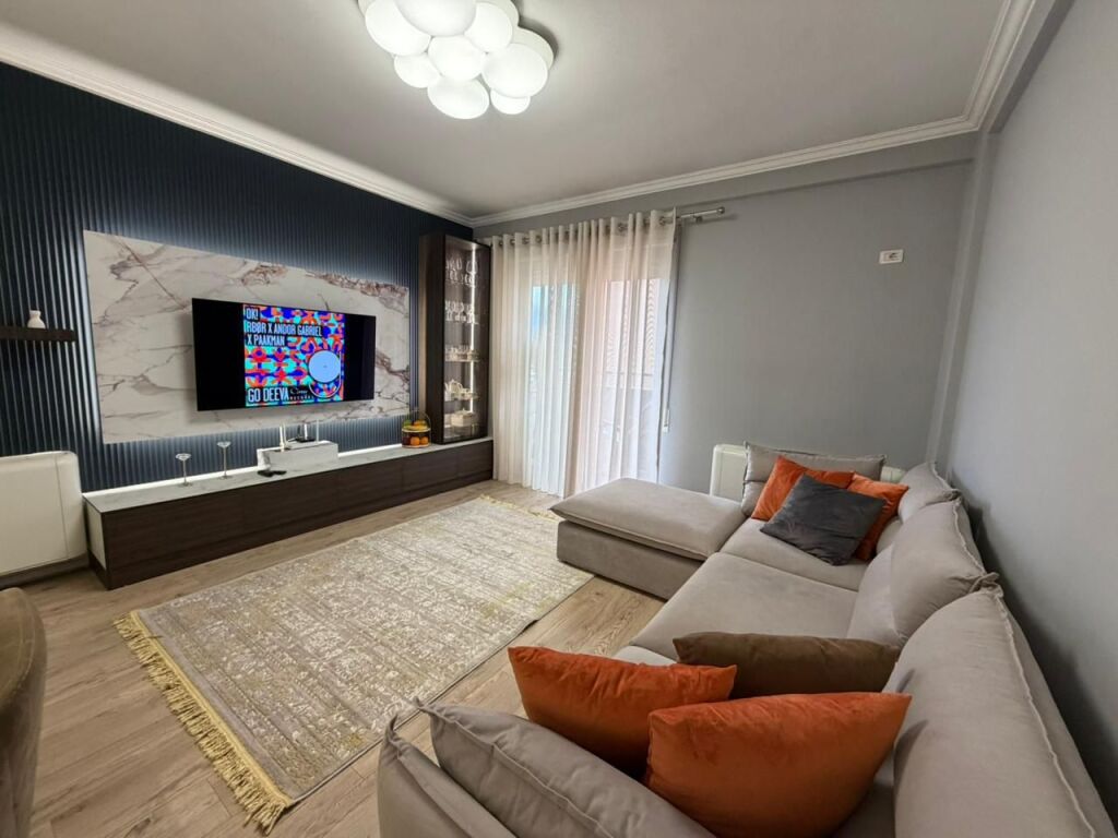 Appartamento 1+1 con 2 posti auto in affitto al Lago Secco, vicino all'hotel Sokrati