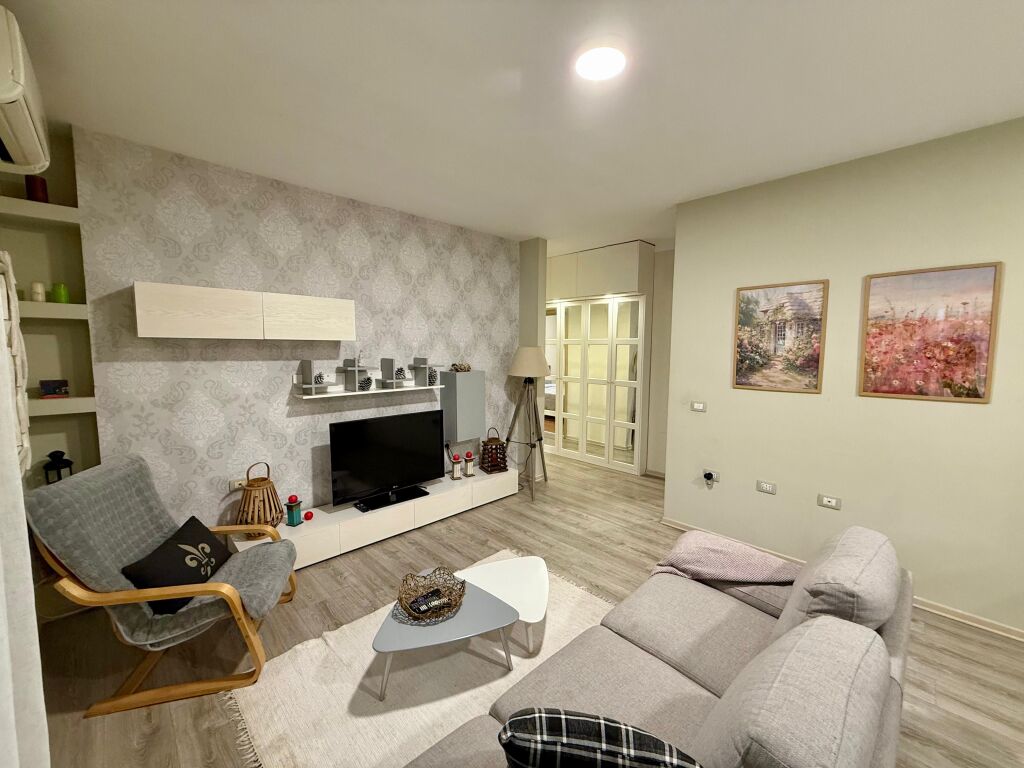 📣 QERA Apartament 2+1 Me Ballkon 📍 Kodra e Diellit ✨  🏢 Ndertim i Ri 🪜 Kati 1 (Banim) 🛋️ Mobiluar Me Kushte Bashkekohore  💶 Cmimi 70.000 Leke/Muaj