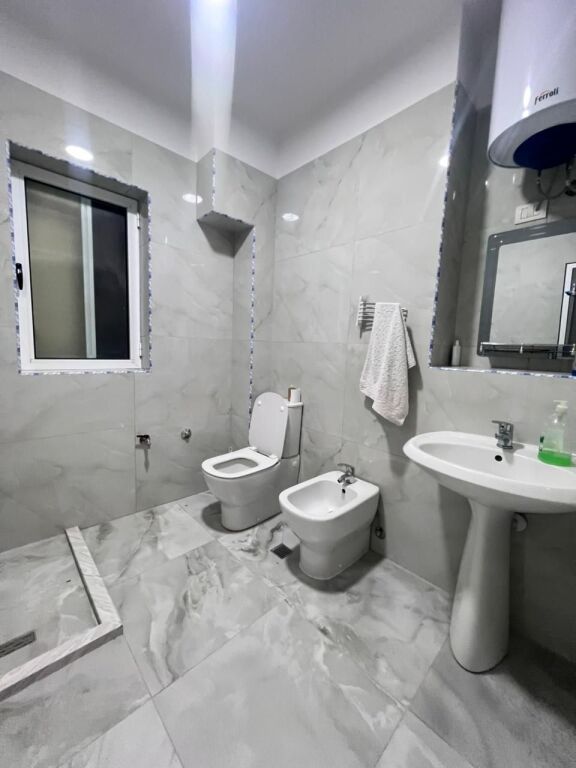 JEPET ME QERA APARTAMENT 2+1 PRANE KAZAZIT, DURRES