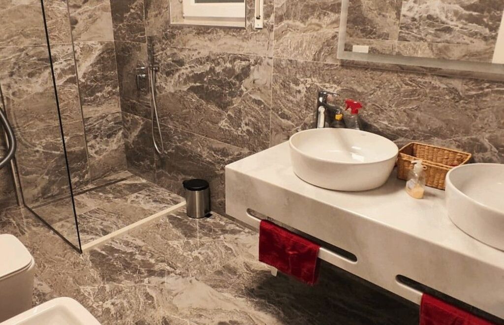 Vilë unike buzë Liqenit të Farkës