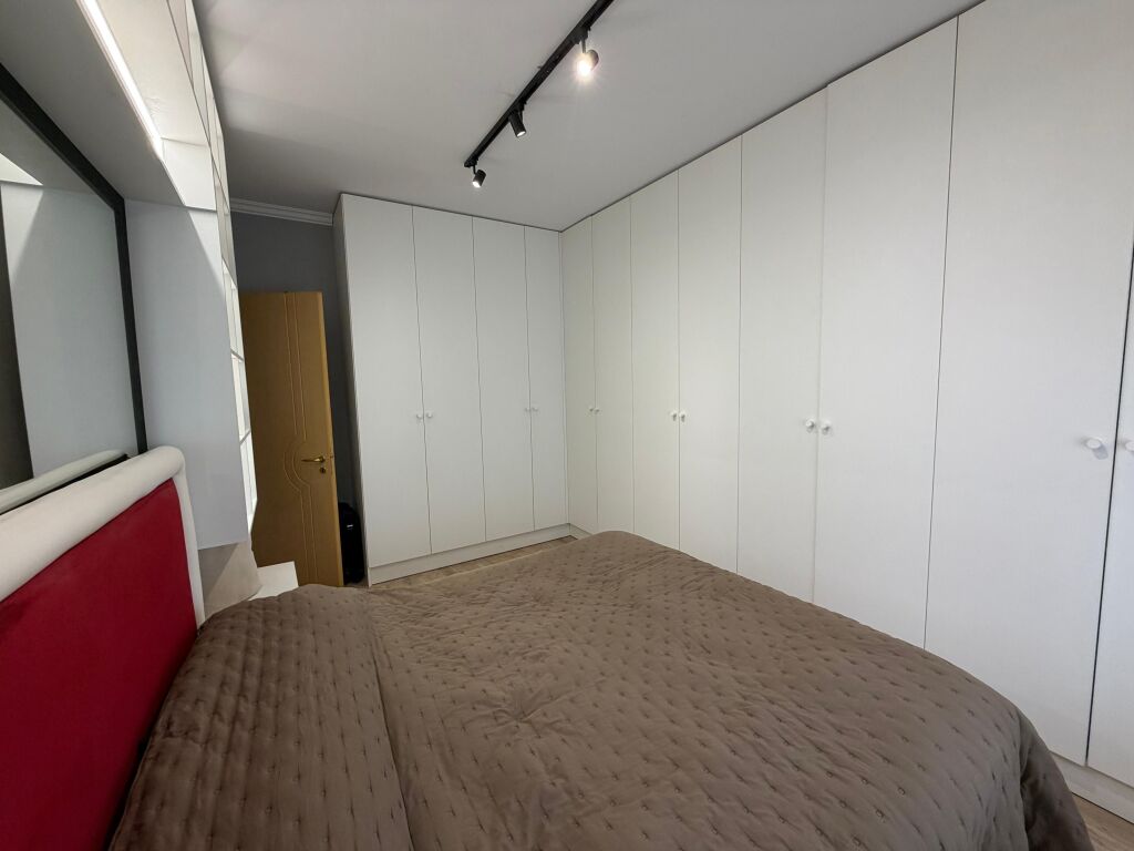 Appartamento 1+1 con 2 posti auto in affitto al Lago Secco, vicino all'hotel Sokrati