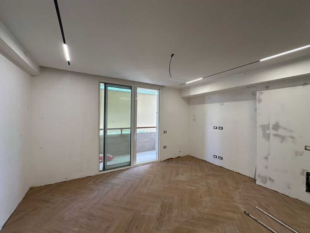 Shitet Apartament 2+1+2 ISh Ekspozita