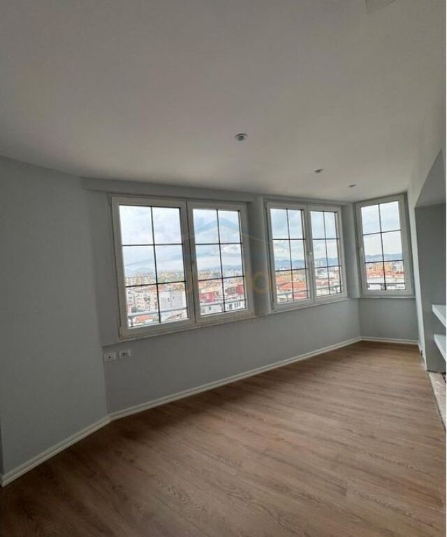 Shitet,Apartament 2+1+2, Rruga "Shefqet Kuka", Fresk