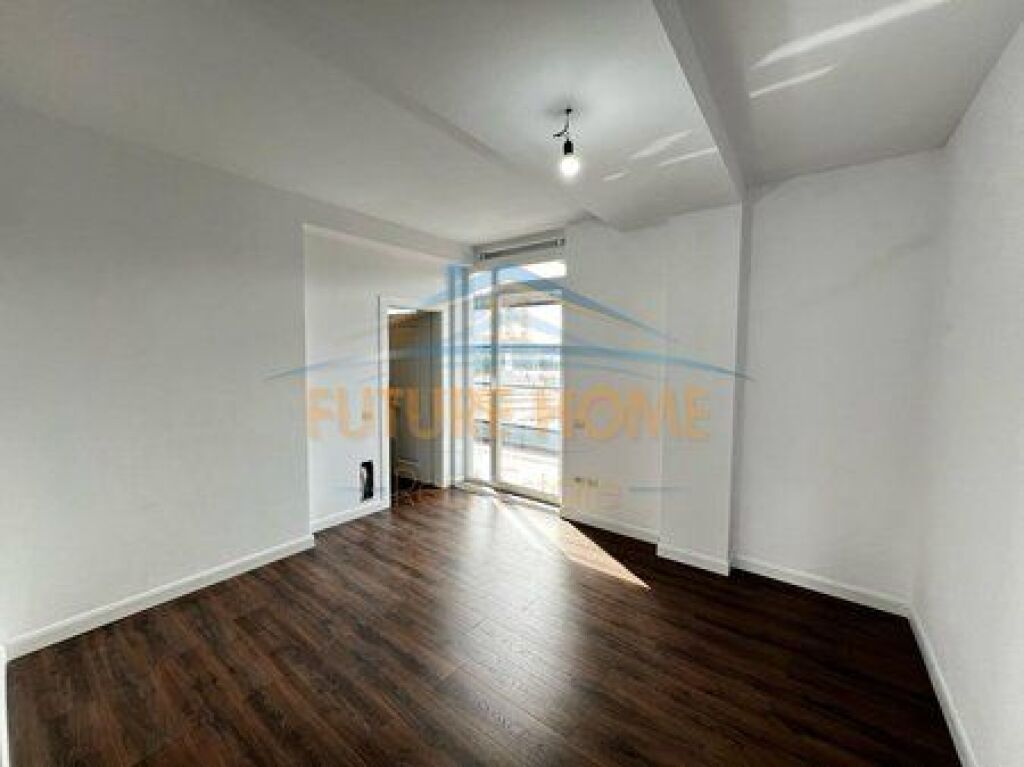 Shitet, Apartament 2+1+2 poste Parkimi, Sauk, prane Restorant Xibrakes, Tiranë.