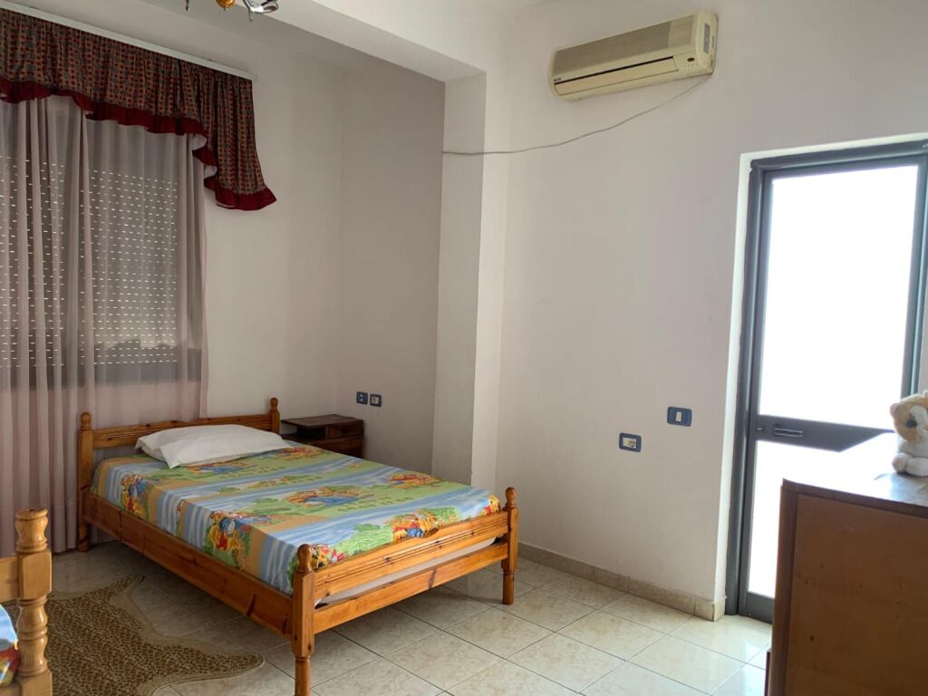 Appartamento 3+1 in affitto, situato al secondo piano di una villa, in una zona tranquilla come Kodrëa e Priftit.