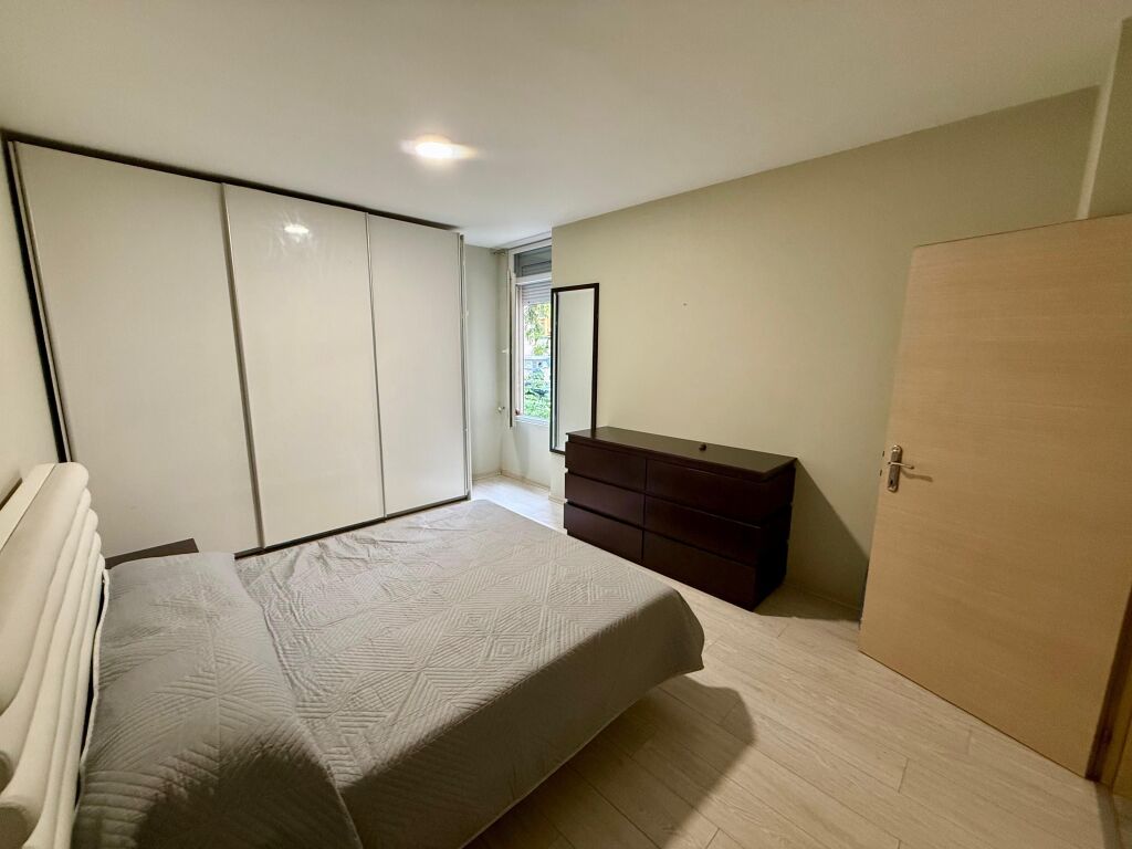 📣 QERA Apartament 2+1 Me Ballkon 📍 Kodra e Diellit ✨  🏢 Ndertim i Ri 🪜 Kati 1 (Banim) 🛋️ Mobiluar Me Kushte Bashkekohore  💶 Cmimi 70.000 Leke/Muaj