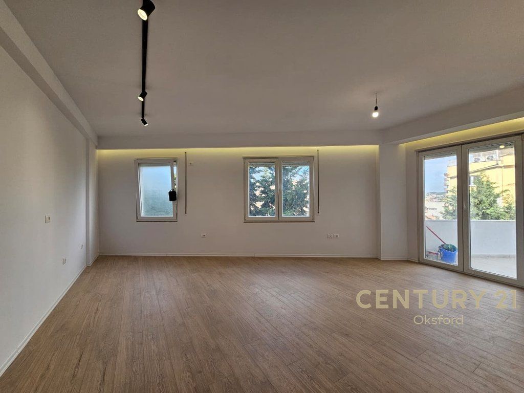SHITET APARTAMENT 2+1+2 NE HYRJE TE FRESKUT