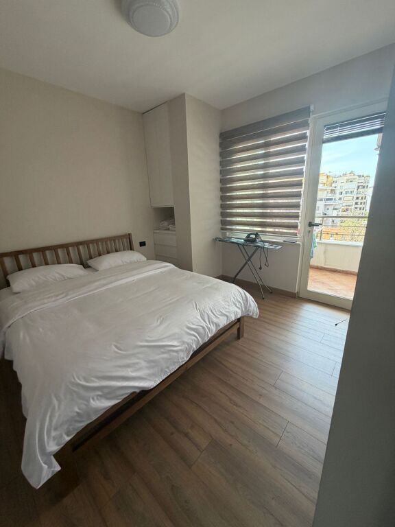 Jepet me qira apartament 2+1 në Rruga e Kavajës, Tiranë.