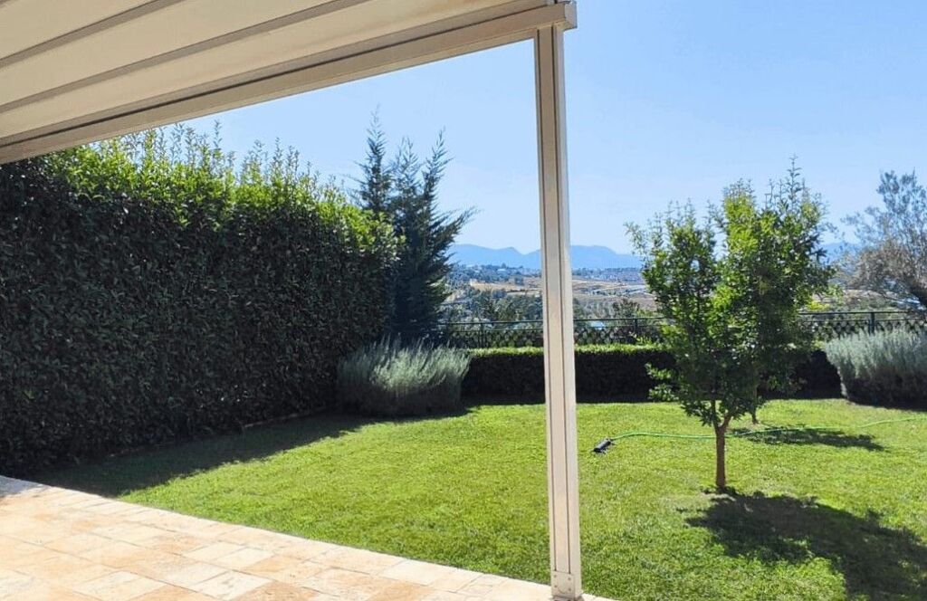 Vilë unike buzë Liqenit të Farkës