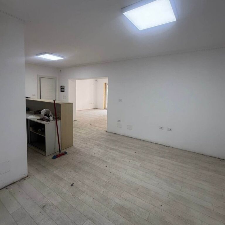 🏢 Locale in Affitto 100m2 – Via Muhamed Gjollesha ✨