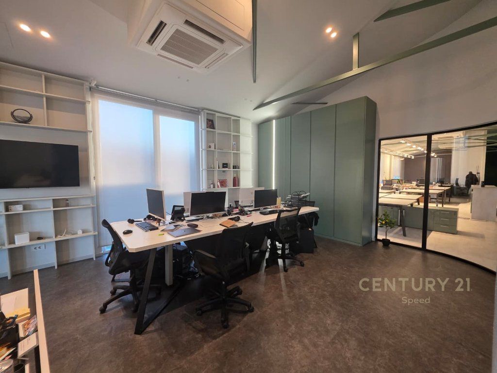 Japim me qira Objekt Komercial prane QTU, Zyra+Magazina