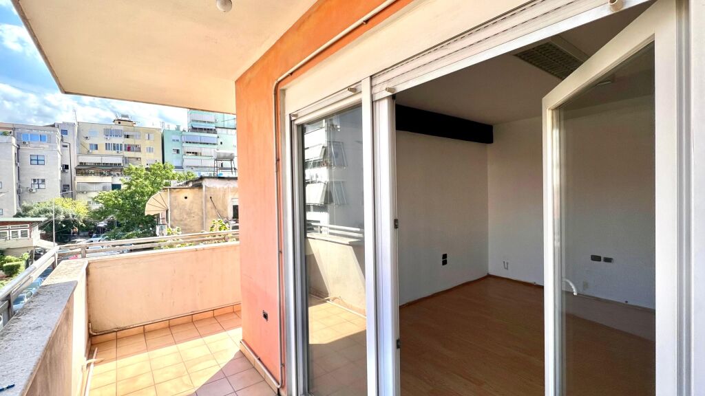 Me Qera: Zyre Moderne me 3 Ambiente Pune Sheshi Wilson (Prane Postes 8) - Kt.3 - 750€/Muaj - S.110m²