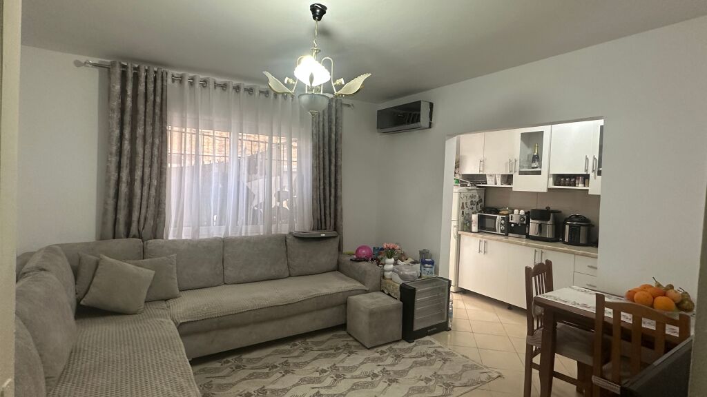 SHITET 1+1 mbrapa Restorant durrsit