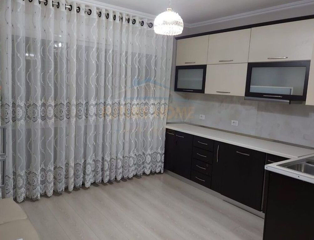 Shitet, Apartament 2+1+2, Rruga 5 Maji, Tirane.