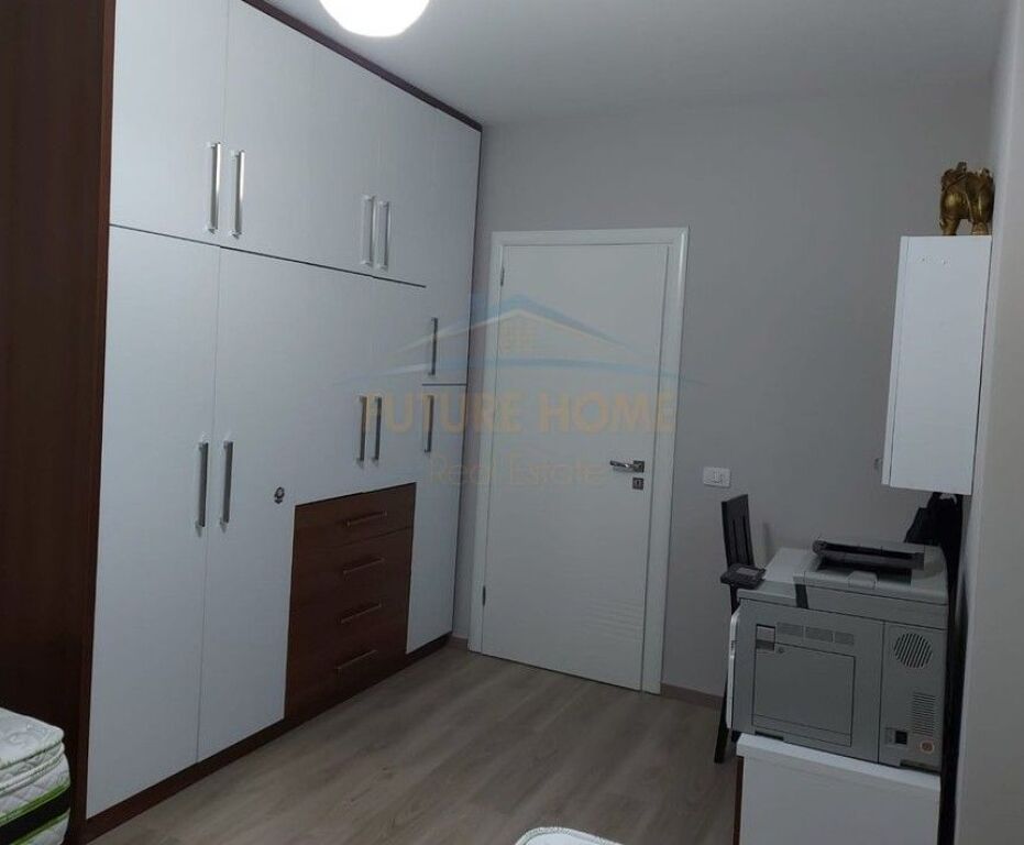 Shitet, Apartament 2+1+2, Rruga 5 Maji, Tirane.