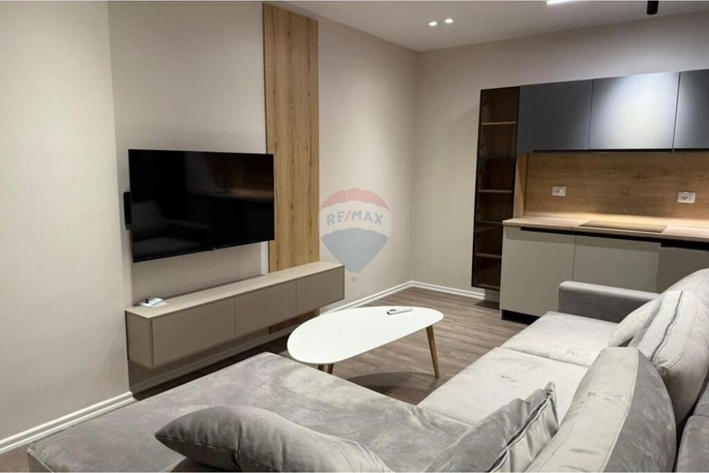 Apartament 1+1 për shitje te Komuna e Parisit 📍, në rrugën Petro Korçari 🏢.