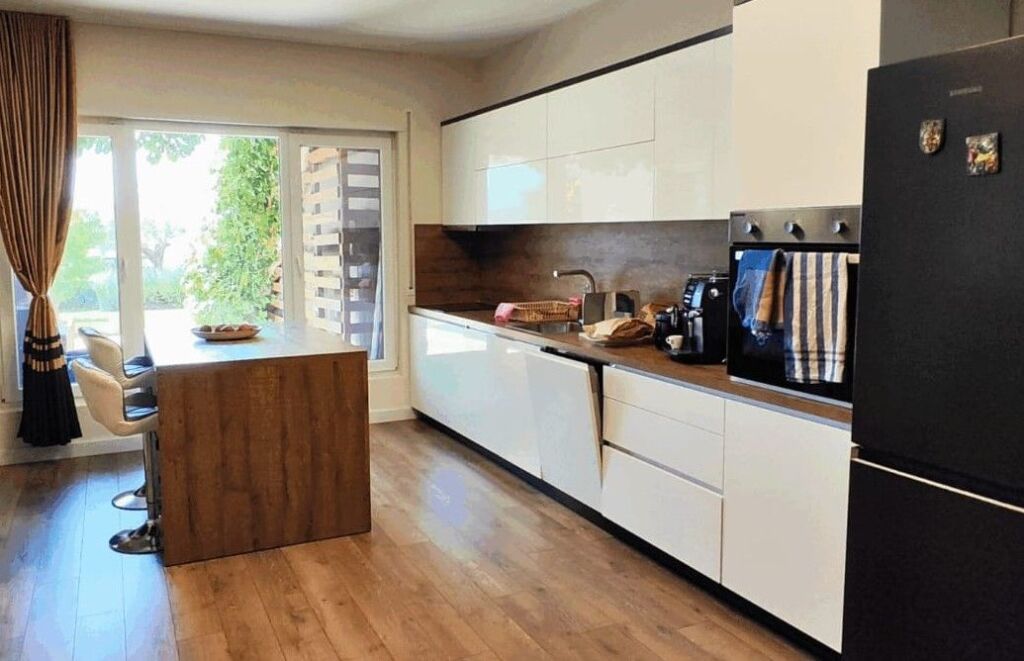 Vilë unike buzë Liqenit të Farkës