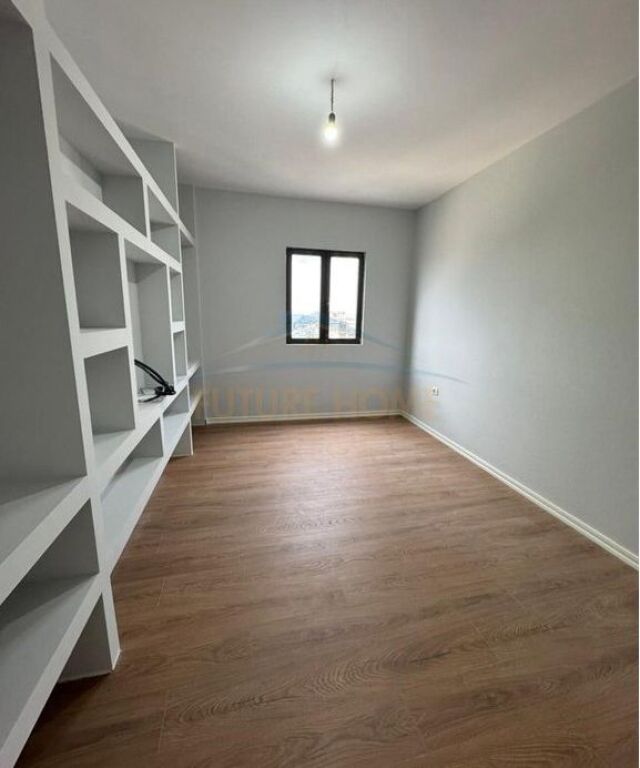 Shitet,Apartament 2+1+2, Rruga "Shefqet Kuka", Fresk
