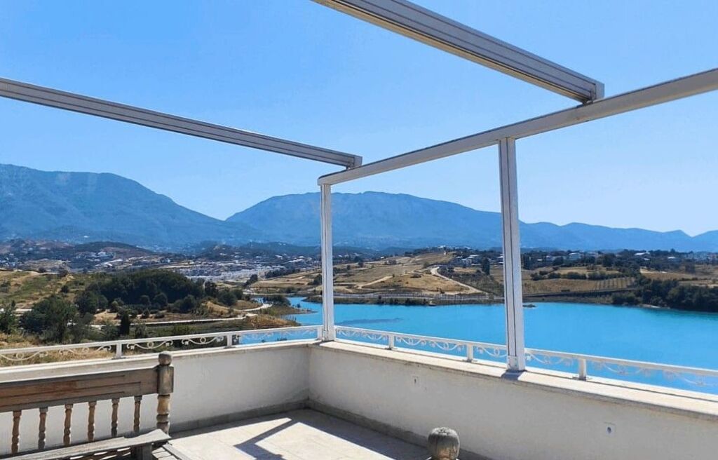 Vilë unike buzë Liqenit të Farkës