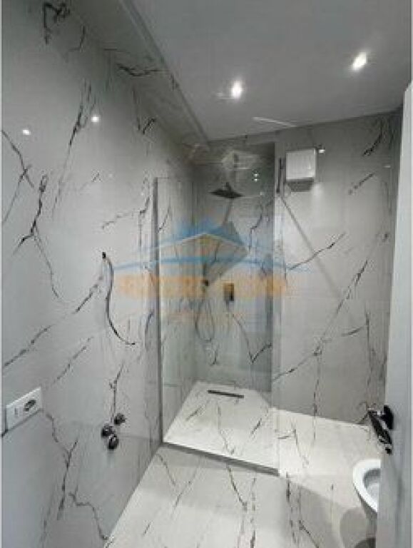 Shitet, Apartament 2+1+2 poste Parkimi, Sauk, prane Restorant Xibrakes, Tiranë.