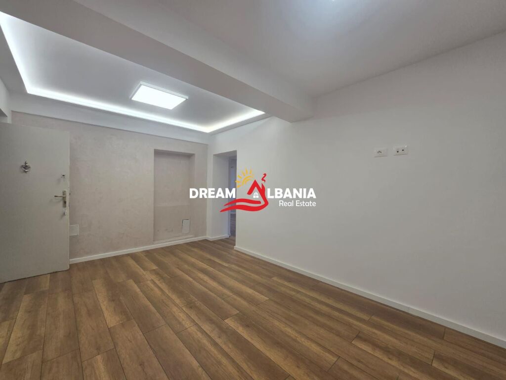 Zyrë me qera prane Maternitetit “Koco Gliozheni” tek Bulevardi Bajram Curri, Tiranë (ID 42611528)