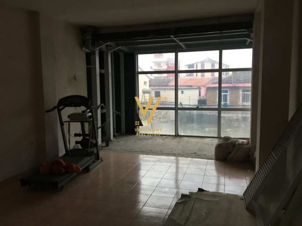 JEPET AMBIENT BIZNESI 255 M2 ME QERA NE KINOSTUDIO 200.000 LEKE