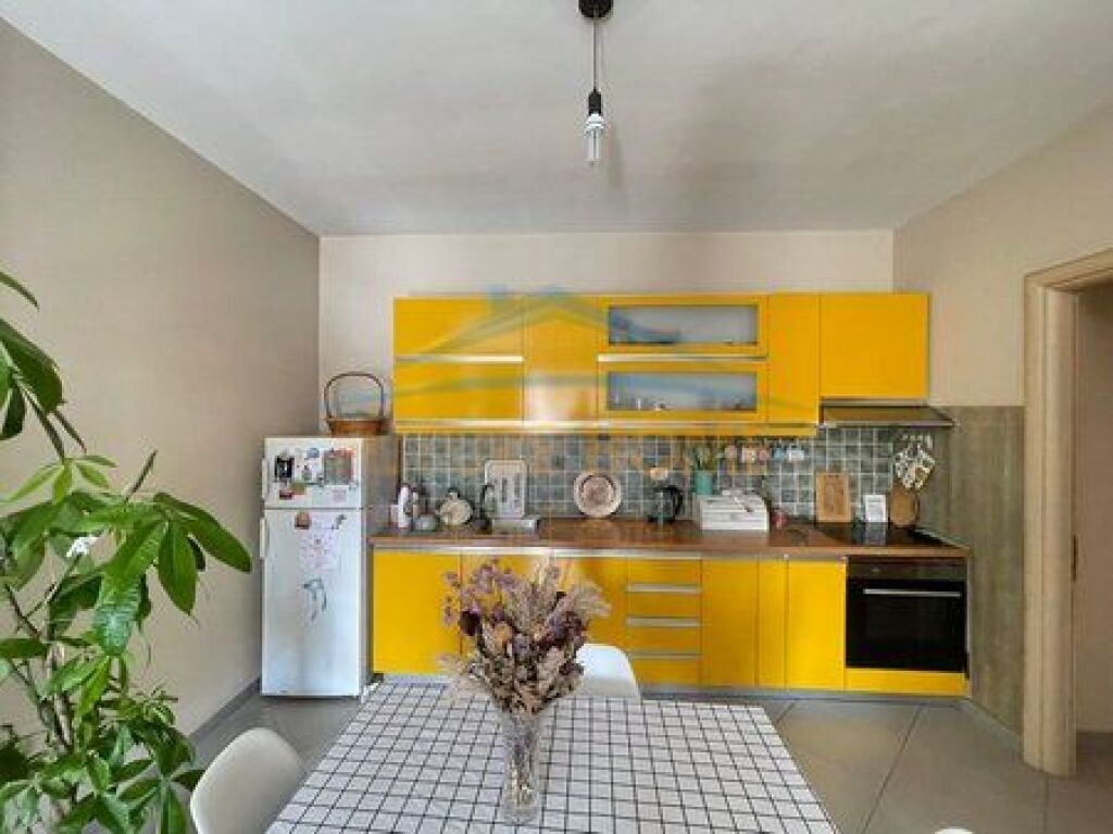 Shitet, Apartament 2+1, Unaza e Re, Tiranë.