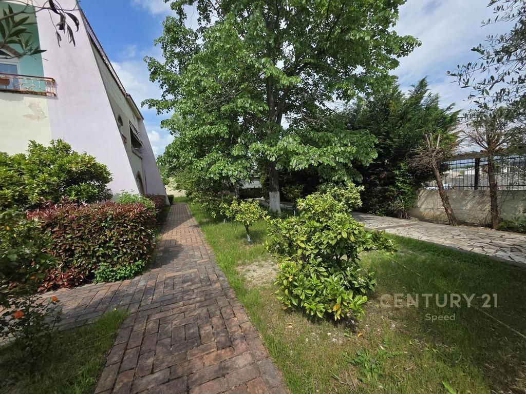 Shitet objekt 3-katësh multifunksional në Vorë, pranë City Park!!