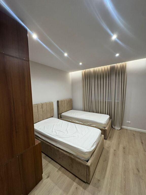 Jepet me qera apartament 2+1 Ne Xhamllik/55,000 leke