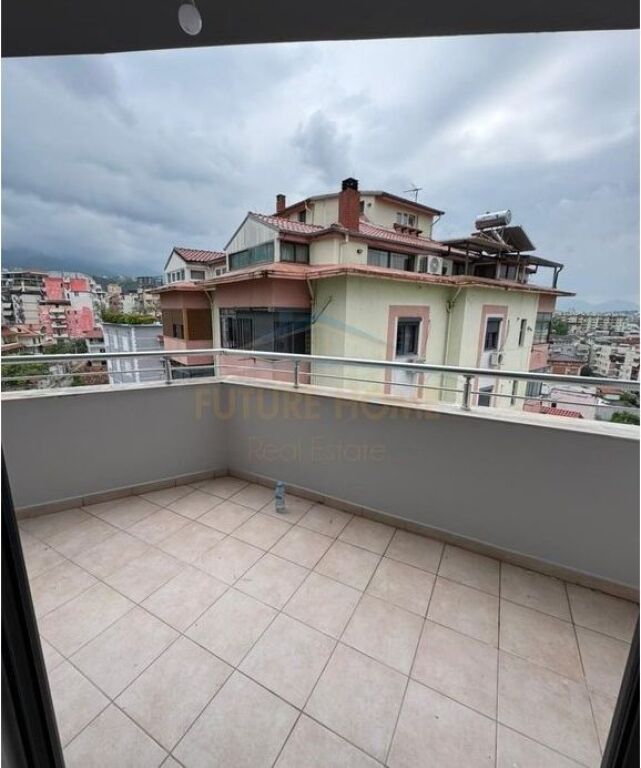 Shitet,Apartament 2+1+2, Rruga "Shefqet Kuka", Fresk