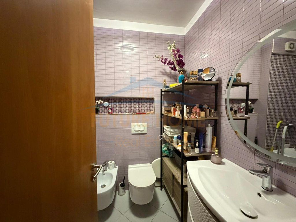 Shitet apartament 2+1+2+post parkimi Rruga Frosina Plaku perball Report tv