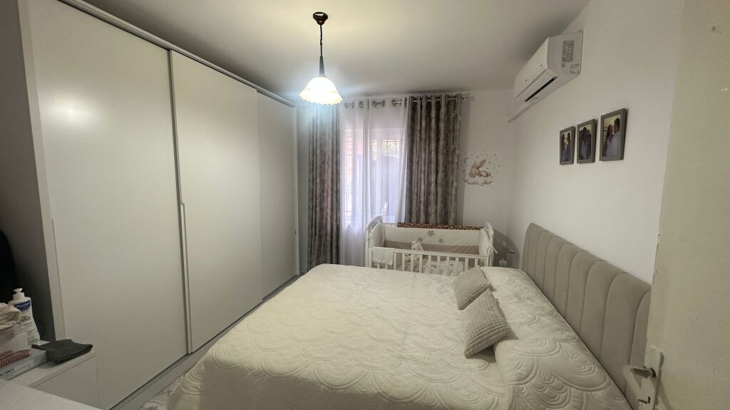 SHITET 1+1 mbrapa Restorant durrsit