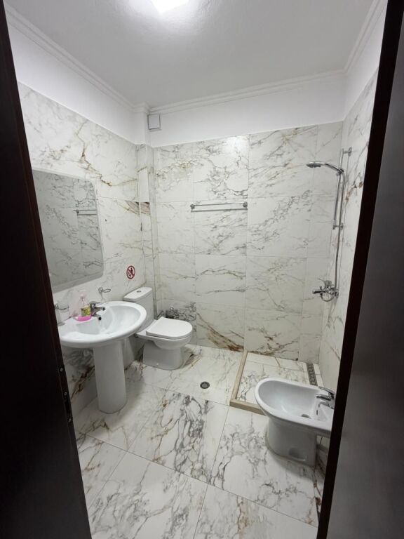 🏢 Jepet me qira ambient për zyra/biznes  📍 Sheshi Willson💰 Çmimi: 1,800 €/muaj (neto)