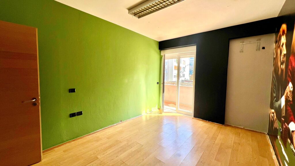 Me Qera: Zyre Moderne me 3 Ambiente Pune Sheshi Wilson (Prane Postes 8) - Kt.3 - 750€/Muaj - S.110m²