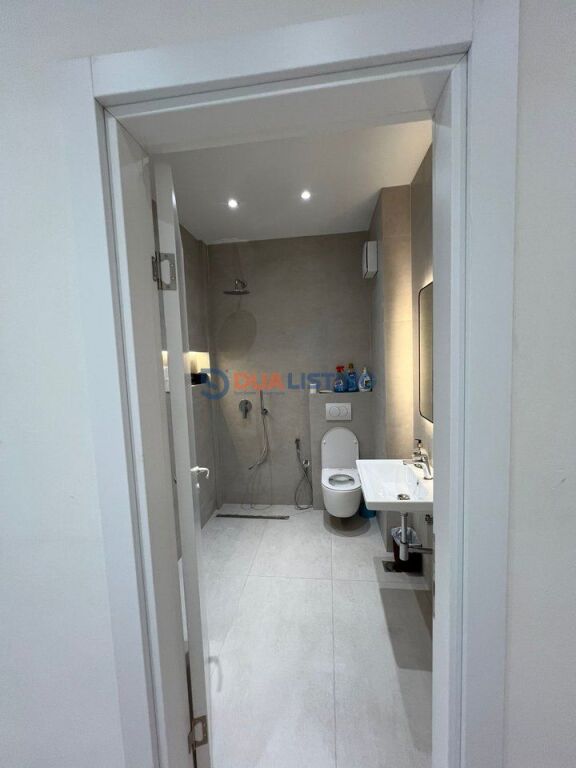 Ambient Zyre Premium me Qira – Pazar i Ri