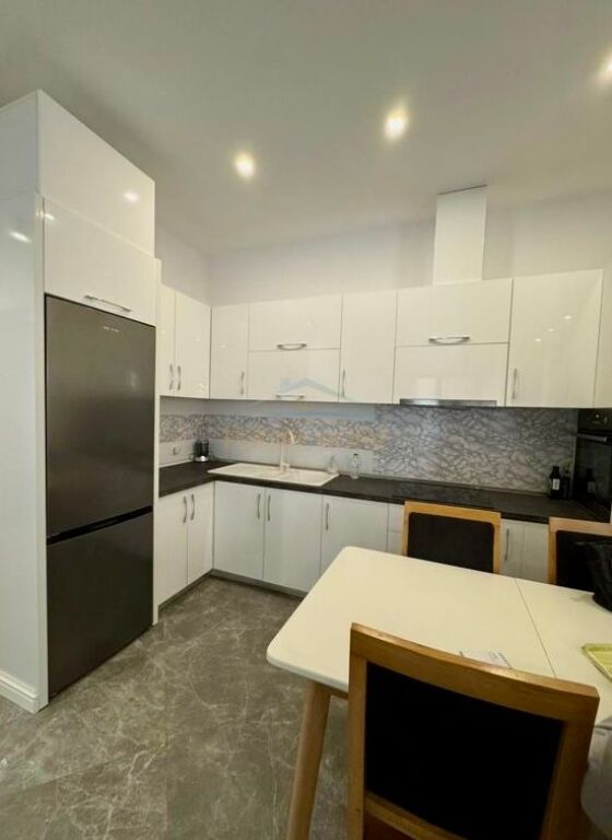 Affitto, Appartamento 2+1+2+Posto Auto, Complesso Delijorgji, Tirana. 1.400 €