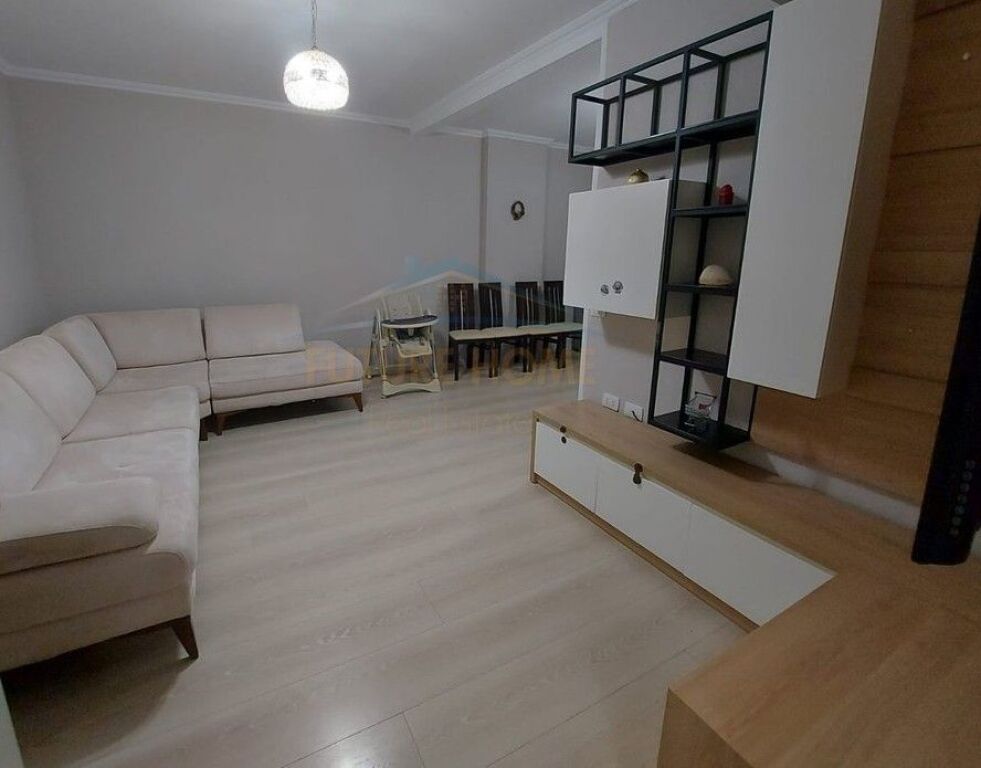 Shitet, Apartament 2+1+2, Rruga 5 Maji, Tirane.
