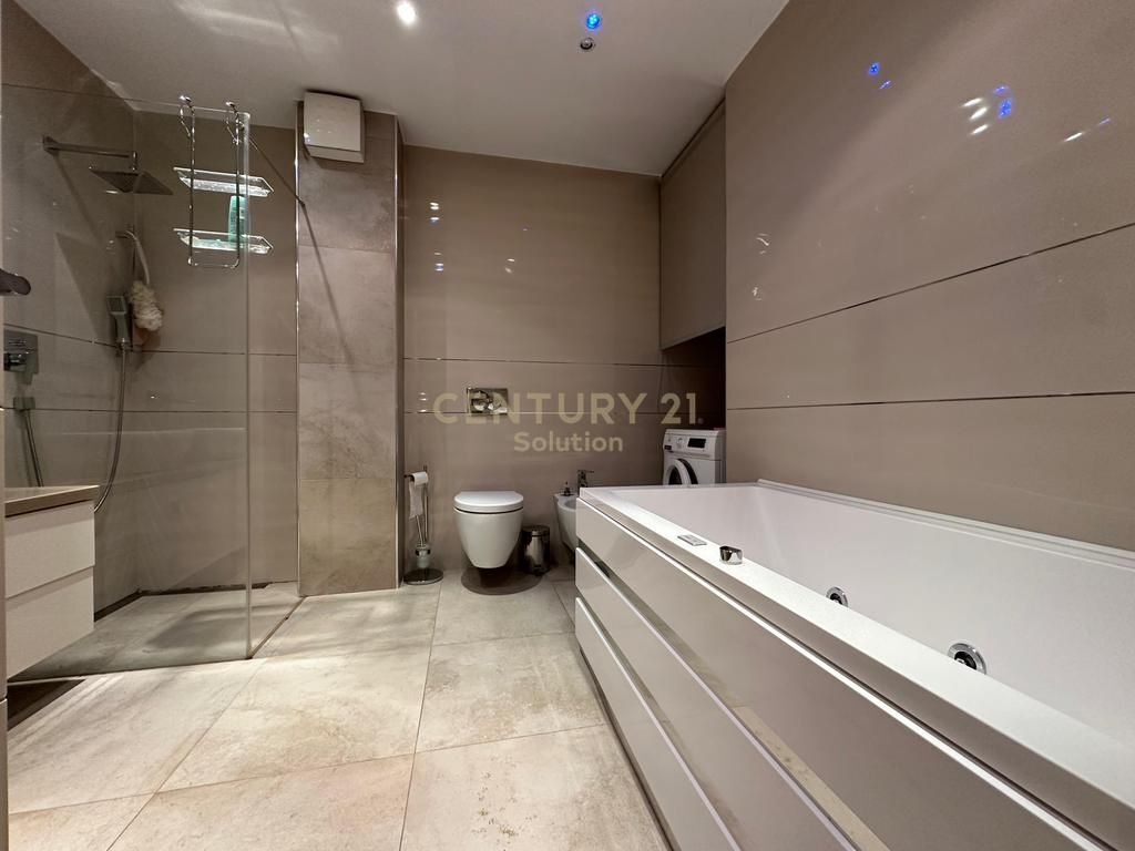 SHITET APARTAMENT 2+1 TEK "QENDRA KRISTAL" !!!