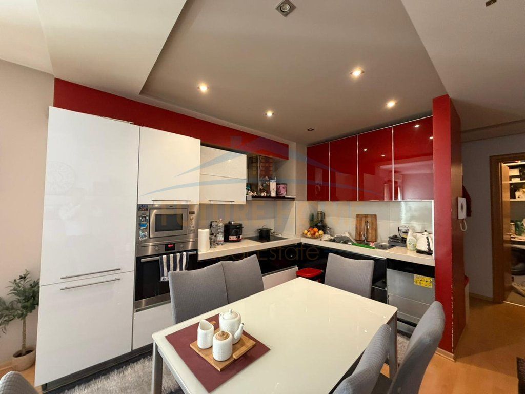 Shitet apartament 2+1+2+post parkimi Rruga Frosina Plaku perball Report tv