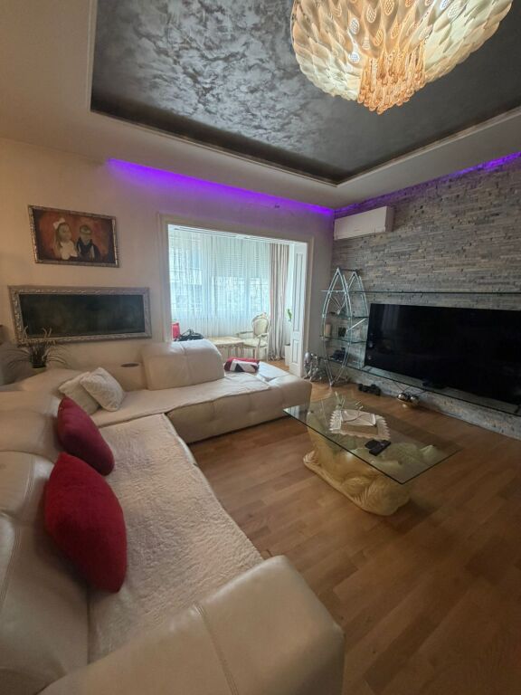 Shitje | Apartament 3 + 1 | Komuna e Parisit | 300000 €