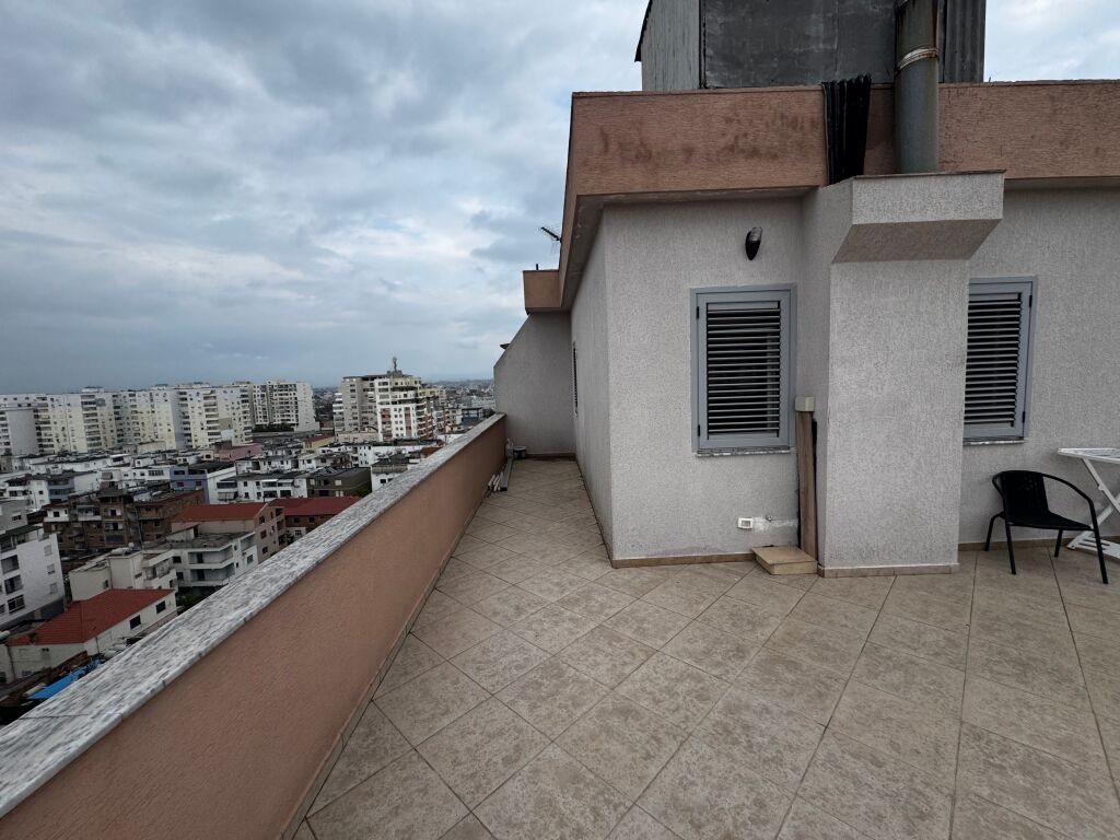 Shitet Penthouse në Durrës (tek Stadiumi Niko Dovana)