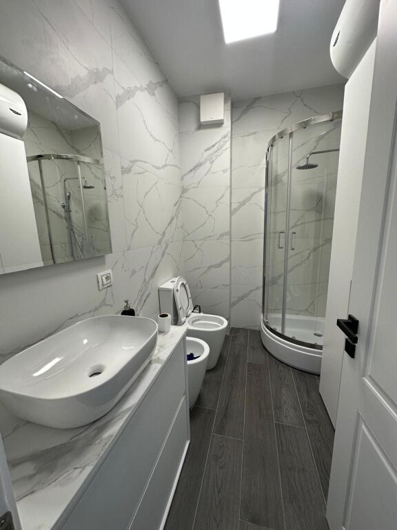 🏢Ish Stacioni i Trenit,Kompleksi Usluga jepet me qera apartament 2+1+post parkimi,i mobiluar. 900Euro