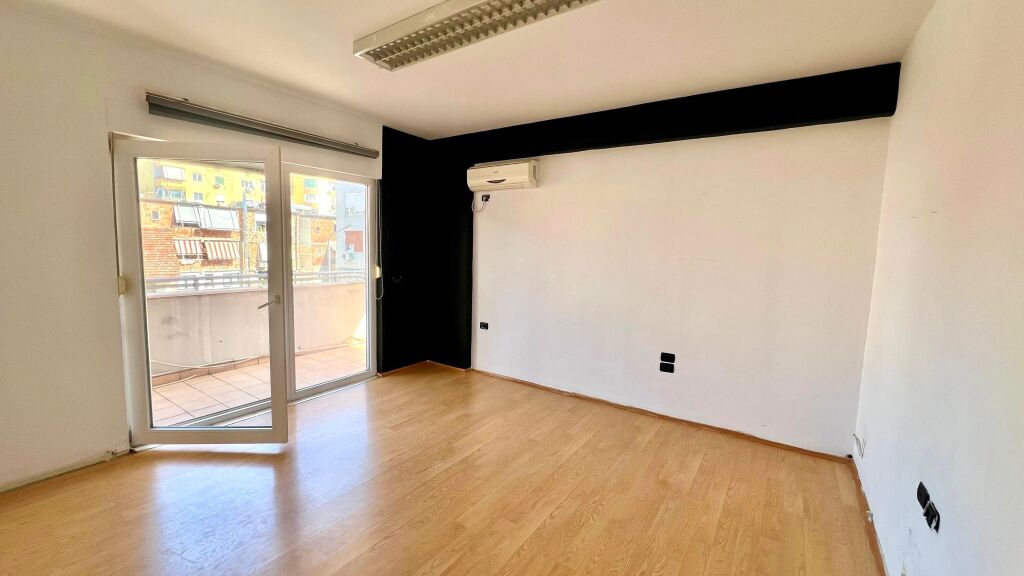 Me Qera: Zyre Moderne me 3 Ambiente Pune Sheshi Wilson (Prane Postes 8) - Kt.3 - 750€/Muaj - S.110m²