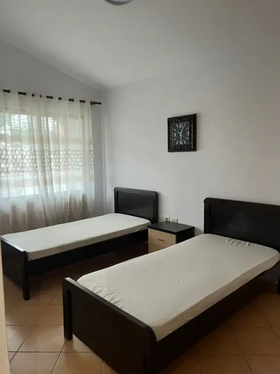 Apartament 3+1 me qera prane Universitetit Marlin Barleti