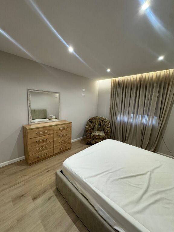 Jepet me qera apartament 2+1 Ne Xhamllik/55,000 leke