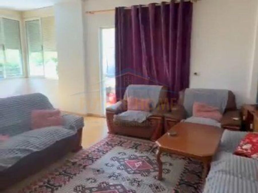 Shitet, Apartament 2+1, Fresku, Tiranë.