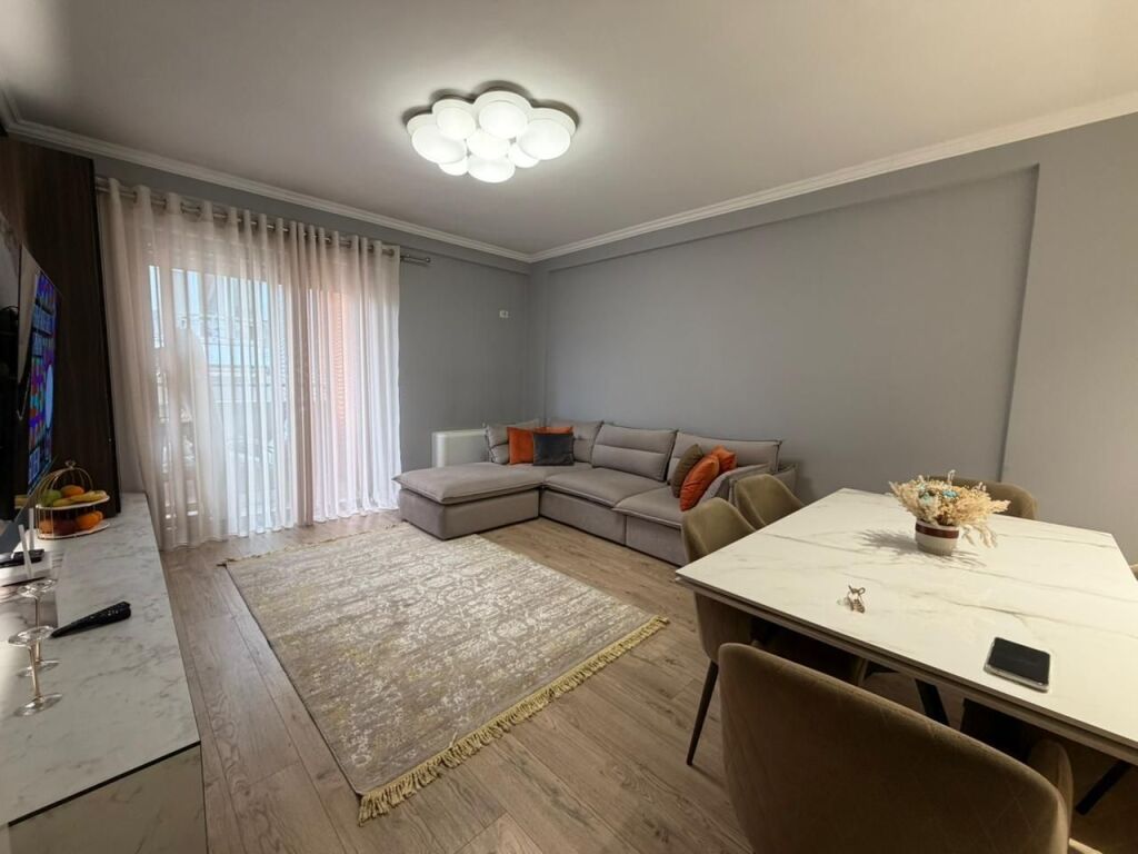 Appartamento 1+1 con 2 posti auto in affitto al Lago Secco, vicino all'hotel Sokrati