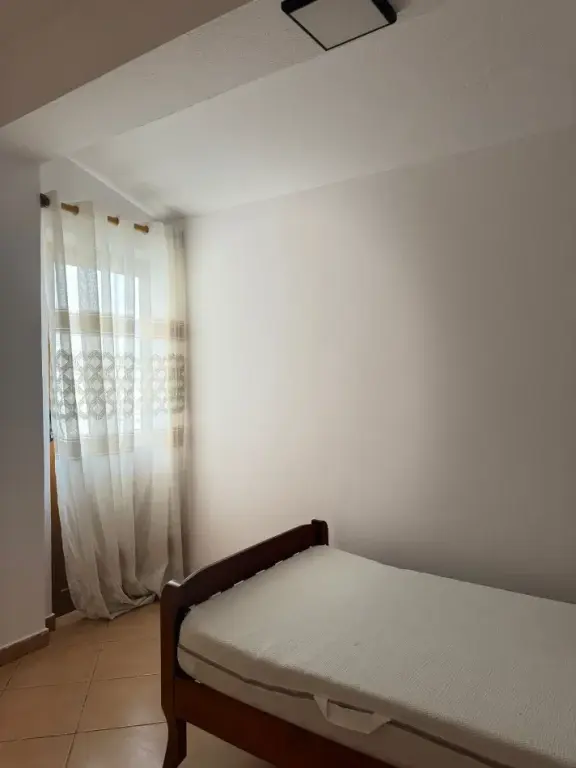 Apartament 3+1 me qera prane Universitetit Marlin Barleti