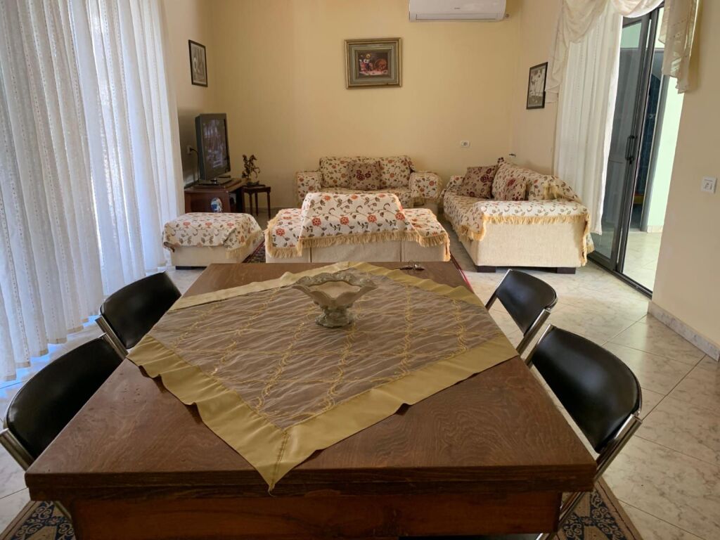 Appartamento 3+1 in affitto, situato al secondo piano di una villa, in una zona tranquilla come Kodrëa e Priftit.